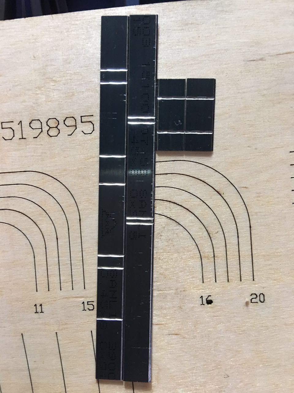 Machine &agrave; cintrer automatique &agrave; haut rendement pour la fabrication de matrices au laser