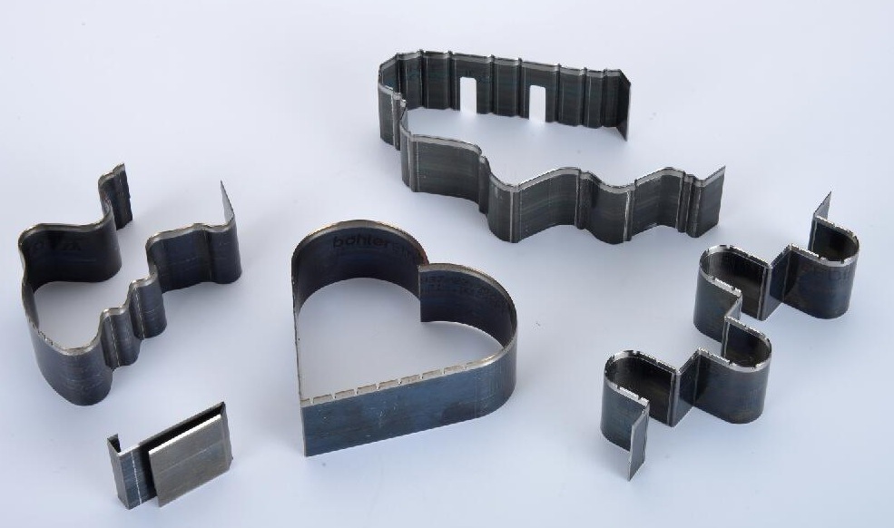 Machine de d&eacute;coupe automatique pour fabrication de carton