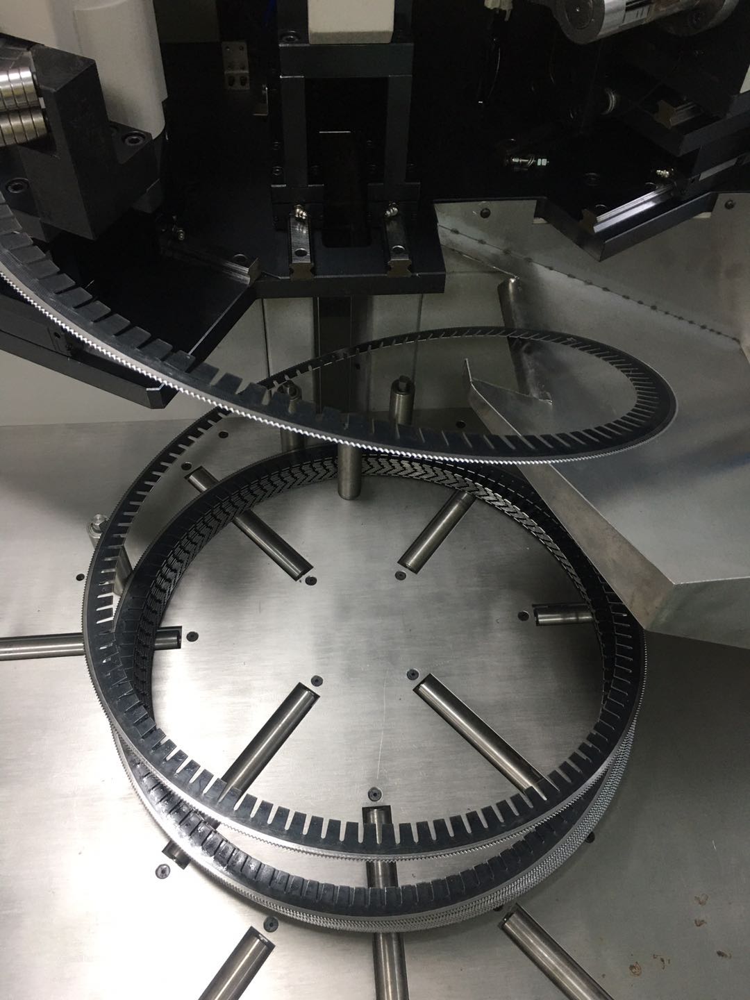 Machine à cintrer rotative multi-diamètres pour le cintrage de règle incurvé