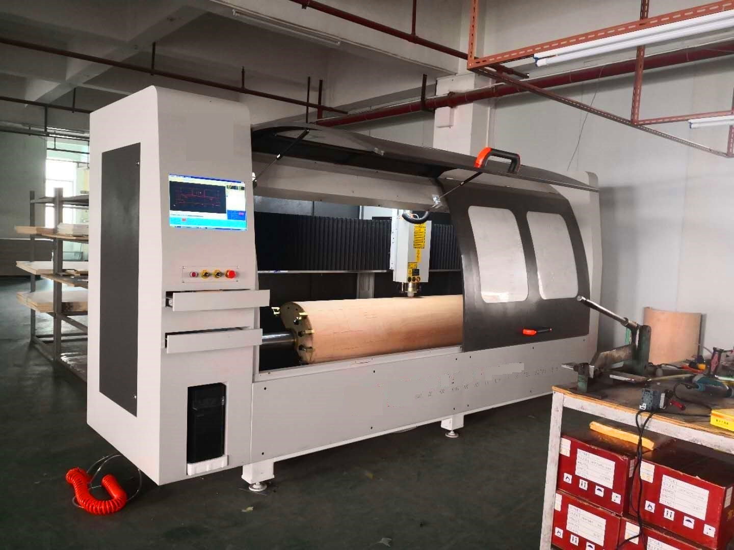 Machine de d&eacute;coupage pour contreplaqu&eacute; courb&eacute; rotatif CNC